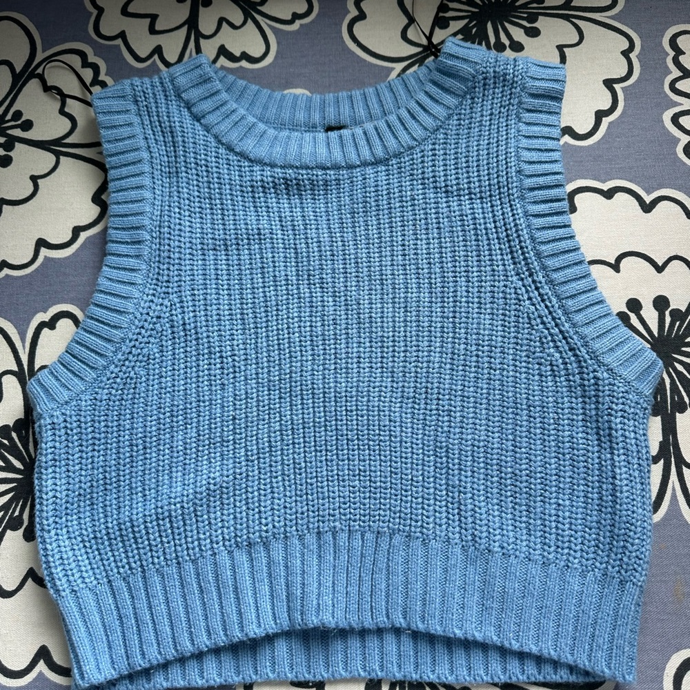 H&M Sleeveless Cropped Vest Knit Top